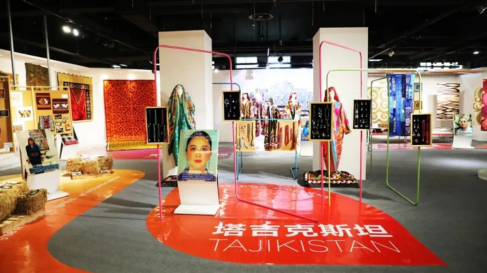 “美美與共·絲路芳華”中國(guó)—中亞藝術(shù)家作品聯(lián)展現(xiàn)場(chǎng).jpg